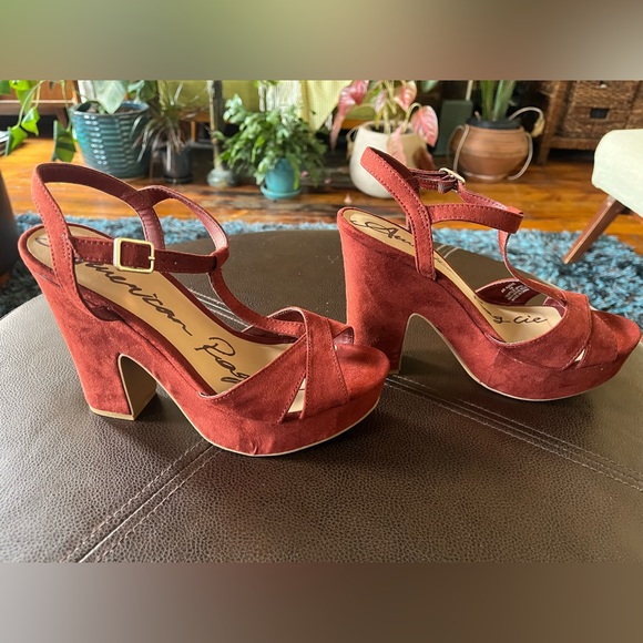 NWOT Beautiful burgundy faux suede American Rag heels - Picture 3 of 7